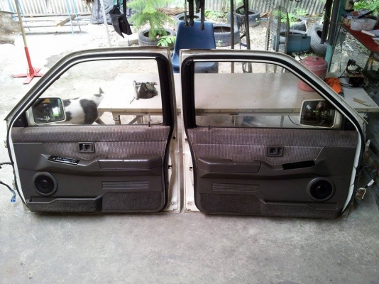 ประตูไฟฟ้า Terrano I จอเหลี่ยม กระจกมองข้างปรับไฟฟ้าพับมือไม่โครเมี่ยม