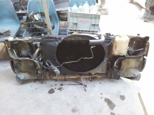 หน้าตัดศอก Terrano I จอเหลี่ยม หม้อน้ำดีเซล TD27 สภาพดีกระจังไฟมุมไฟหน้าไม่มีแตกหักใดๆ