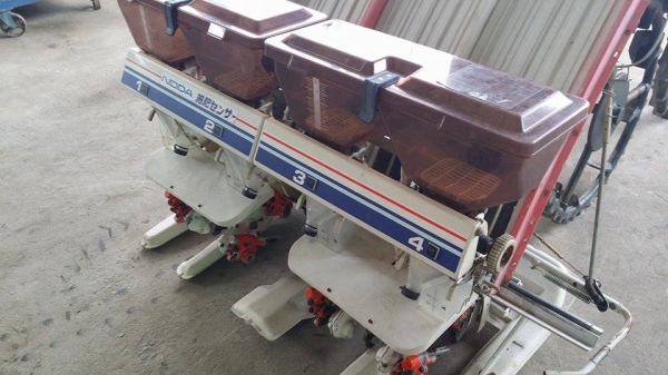 นำเข้าจากญี่ปุ่น รถดำนานั่งขับ KUBOTA รุ่น S1-400R (NODA) เก่าญี่ปุ่น พร้อมกล่องหยอดปุ๋ยด้านท้าย ดำนา 4 แถว สภาพสวย