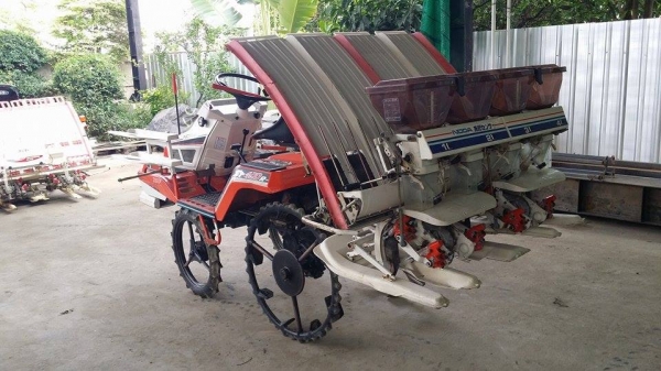 นำเข้าจากญี่ปุ่น รถดำนานั่งขับ KUBOTA รุ่น S1-400R (NODA) เก่าญี่ปุ่น พร้อมกล่องหยอดปุ๋ยด้านท้าย ดำนา 4 แถว สภาพสวย