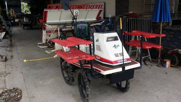 นำเข้าจากญี่ปุ่น รถดำนานั่งขับ YANMAR  RR40  (2) ดำนา 4 แถว   เก่าญี่ปุ่น สภาพสวย เครื่องยนต์ติดง่าย