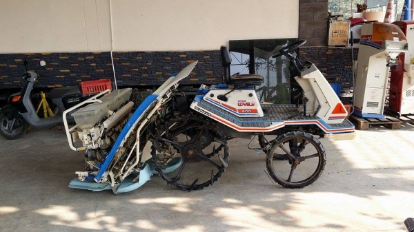 นำเข้าจากญี่ปุ่น รถดำนานั่งขับ ISEKI   รุ่น PA500D  เก่าญี่ปุ่น พร้อมกล่องหยอดปุ๋ยด้านท้าย ดำนา 5 แถว สภาพสวย