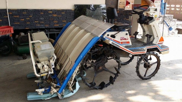 นำเข้าจากญี่ปุ่น รถดำนานั่งขับ ISEKI   รุ่น PA500D  เก่าญี่ปุ่น พร้อมกล่องหยอดปุ๋ยด้านท้าย ดำนา 5 แถว สภาพสวย