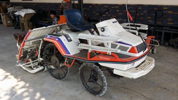 นำเข้าจากญี่ปุ่น รถดำนานั่งขับ KUBOTA รุ่น S1-400R (2) เก่าญี่ปุ่น พร้อมกล่องหยอดปุ๋ยด้านท้าย ดำนา 4 แถว สภาพสวย