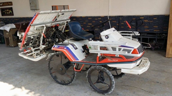 นำเข้าจากญี่ปุ่น รถดำนานั่งขับ KUBOTA รุ่น S1-400R (2) เก่าญี่ปุ่น พร้อมกล่องหยอดปุ๋ยด้านท้าย ดำนา 4 แถว สภาพสวย