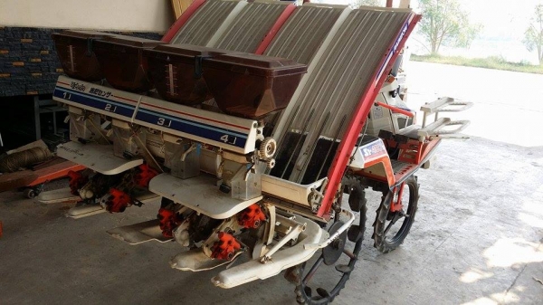 นำเข้าจากญี่ปุ่น รถดำนานั่งขับ KUBOTA รุ่น S1-400R (2) เก่าญี่ปุ่น พร้อมกล่องหยอดปุ๋ยด้านท้าย ดำนา 4 แถว สภาพสวย