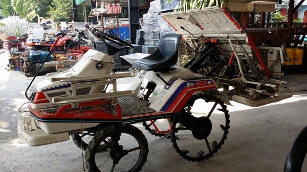 นำเข้าจากญี่ปุ่น รถดำนานั่งขับ KUBOTA รุ่น S1-400R (2) เก่าญี่ปุ่น พร้อมกล่องหยอดปุ๋ยด้านท้าย ดำนา 4 แถว สภาพสวย