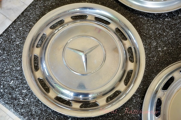 ฝาครอบล้อ benz 14 นิ้ว สภาพดีไม่มีครู๊ด 5 ฝา