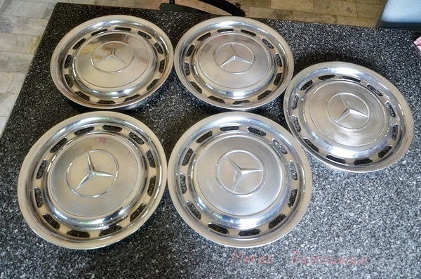 ฝาครอบล้อ benz 14 นิ้ว สภาพดีไม่มีครู๊ด 5 ฝา