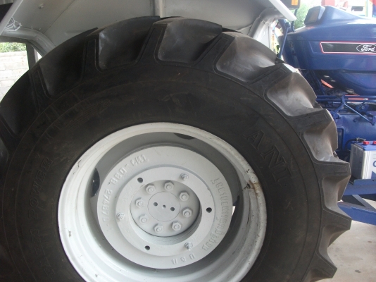 ขายรถไถฟรอด์  6610 เสื้อลายพร้อมทะเบียนได้ผาน3ใบมีดหน้ายาใหม่ทั้ง4เส้นเคื่รองเเรงดีไม่มีเยิ้ม