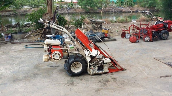 นำเข้าจากญี่ปุ่น รถเกี่ยวข้าวเดินตามแบบมัดข้าวในตัว KUBOTA  รุ่น  HE50A-TN  เก่าญี่ปุ่น เกี่ยวมัด 2 แถว สภาพสวย