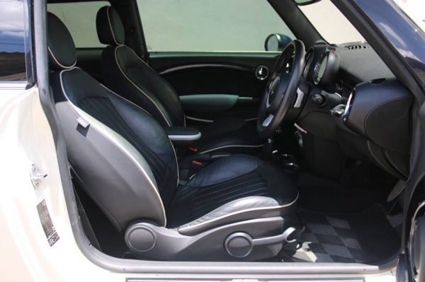 ขาย MINI COOPER S ชุดแต่ง JCW แท้ทั้งคันปี 2010 สีขาว