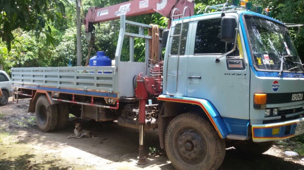 อีซูซุ ล็อค 165 ยาว 7.20 เมตร เครน 5 ตัน 4 ปอก  ครับ