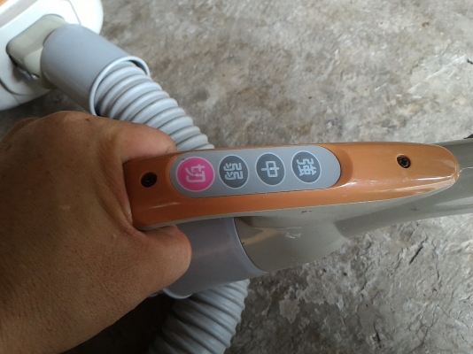 เครื่องดูดฝุ่น SANYO  จากญี่ปุ่น ควบคุมการทำงานได้ที่ก้านดูดได้เลยเป็นระบบสัมผัส มีหลายระดับความแรง