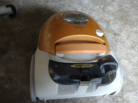 เครื่องดูดฝุ่น SANYO  จากญี่ปุ่น ควบคุมการทำงานได้ที่ก้านดูดได้เลยเป็นระบบสัมผัส มีหลายระดับความแรง