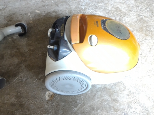 เครื่องดูดฝุ่น SANYO  จากญี่ปุ่น ควบคุมการทำงานได้ที่ก้านดูดได้เลยเป็นระบบสัมผัส มีหลายระดับความแรง