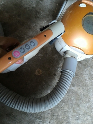 เครื่องดูดฝุ่น SANYO  จากญี่ปุ่น ควบคุมการทำงานได้ที่ก้านดูดได้เลยเป็นระบบสัมผัส มีหลายระดับความแรง