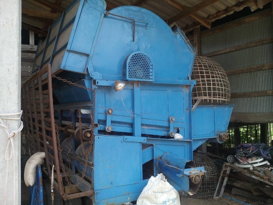 ขายรถนวดข้าวตู้ 6 ฟุต เครื่อง. hino