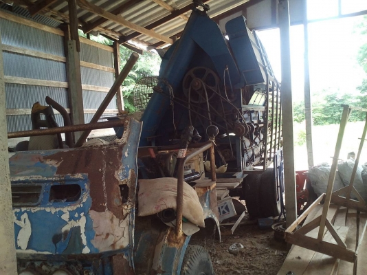 ขายรถนวดข้าวตู้ 6 ฟุต เครื่อง. hino