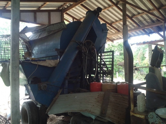 ขายรถนวดข้าวตู้ 6 ฟุต เครื่อง. hino