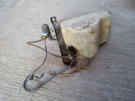 ถังพักน้ำฉีดน้ำฝน terrano I มอเตอร์สองตัวแยกฉีดหน้าหลัง