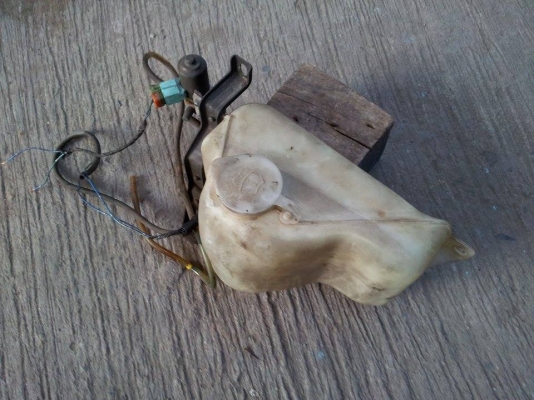 ถังพักน้ำฉีดน้ำฝน terrano I มอเตอร์สองตัวแยกฉีดหน้าหลัง