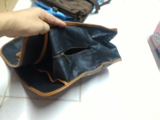 กระเป๋าหนัง เอนกประสงค์ ยี่ห้อ ROMANOV ใบค่อยข้างใหญ่ เป็นหนัง เย็บหุ้มขอบหนังน้ำตาล ใส่ของ ใส่เอกสารไปทำงานสบาย