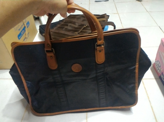 กระเป๋าหนัง เอนกประสงค์ ยี่ห้อ ROMANOV ใบค่อยข้างใหญ่ เป็นหนัง เย็บหุ้มขอบหนังน้ำตาล ใส่ของ ใส่เอกสารไปทำงานสบาย