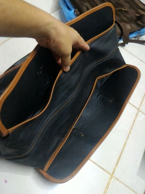 กระเป๋าหนัง เอนกประสงค์ ยี่ห้อ ROMANOV ใบค่อยข้างใหญ่ เป็นหนัง เย็บหุ้มขอบหนังน้ำตาล ใส่ของ ใส่เอกสารไปทำงานสบาย