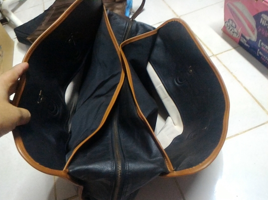 กระเป๋าหนัง เอนกประสงค์ ยี่ห้อ ROMANOV ใบค่อยข้างใหญ่ เป็นหนัง เย็บหุ้มขอบหนังน้ำตาล ใส่ของ ใส่เอกสารไปทำงานสบาย