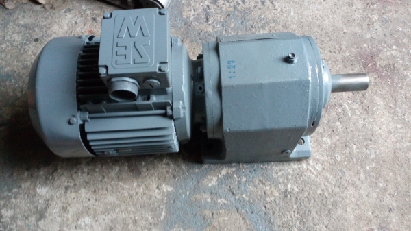 ขาย !! มอเตอร์เกียร์2แรง ยี่ห้อSEW380v. รอบ1:27 พร้อมใช้งาน