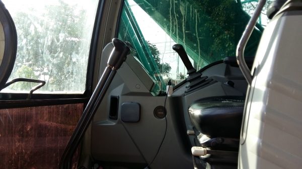 ขายด่วนครับ แบคโฮ KOBELGO MARK 6 SUPER SK200 YN10-38405 ใช้งาน10456 ซ.ม.