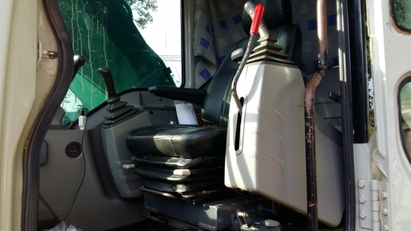 ขายด่วนครับ แบคโฮ KOBELGO MARK 6 SUPER SK200 YN10-38405 ใช้งาน10456 ซ.ม.