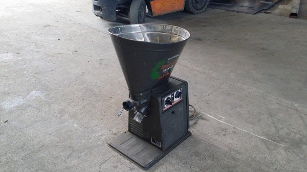 นำเข้าจากญี่ปุ่น เครื่องขัดข้าวขาวเก่าญี่ปุ่น HOSOKAWA รุ่น  1BE สภาพดี  สามารถใช้ขัดสีข้าวกล้องให้เป็นข้าวขาว