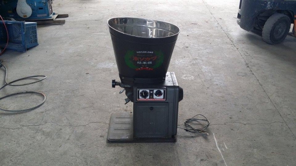 นำเข้าจากญี่ปุ่น เครื่องขัดข้าวขาวเก่าญี่ปุ่น HOSOKAWA รุ่น  1BE สภาพดี  สามารถใช้ขัดสีข้าวกล้องให้เป็นข้าวขาว