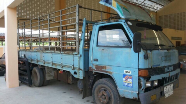 6ล้อรั้ว ISUZU NKR 57L-0510582..เครื่อง110แรง ปี41..รถดี สีไม่สวย
