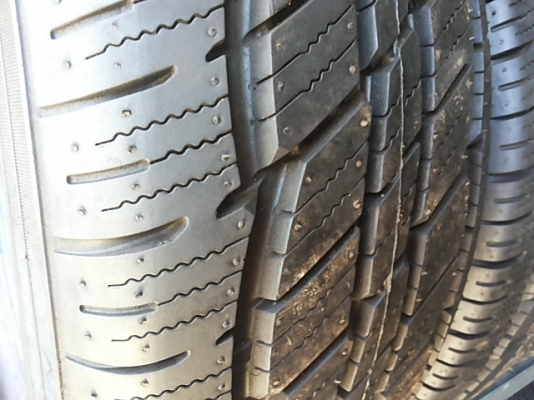 ยางใหม่265 70 16ลบปี(2015)ยังไม่ลงพื้น ดอกนิ่มสวย ไม่มีลายงา ลด50\% ราคาส่ง