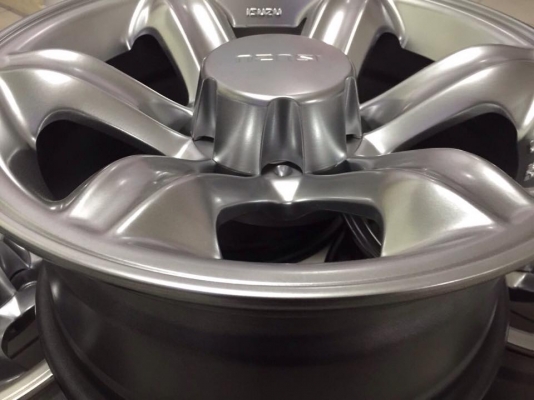 ขายล้อเล็บเหยี่ยว อีซูซุแท้ขอบ 16 สีไฮเปอร์ซิลเวอร์ ยังไม่คว้านรู ยังไม่เคยยิงน๊อต มีฝาครอบดุมตราอีซุซุ พร้อมน๊อตจับ สภาพป้ายแดง