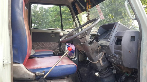 6ล้อติดเครนUNIC3ตัน 4ปลอก 3ชักเครื่องดี แชชซีสวย เอกสารพร้อมโอน 0857698049 0887115178