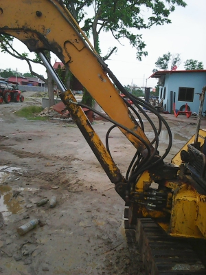 ขายแบ็คโฮ  KOMATSU   PC30-6 ใช้งานได้ดีราคาถูกๆ