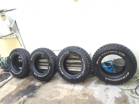 ขายยางbf mud ขนาด225/75/16 เก่าเก็บปี08 ใช้งานน้อยมากดอกเต็มๆ เทียบเท่า29.2นิ้ว เอาไปใส่ คารีเบี้ยน jimny jeep สวยๆครับ. 4เส้นดอกเท่ากันหมดไม่มีปะ ไม่บวม. 4เส้น ราคา7500บาท ดูของพระราม2. 089 0211090 Id champ_rama2