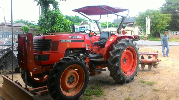 ขายรถไถ KUBOTA M 5000 สภาพดีเดิมๆพร้อมใช้งาน อุปกรณ์ครบ 2 ชิ้นมีพร้อมดันหน้า ผานพรวน