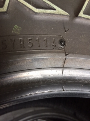 ยาง Falken Ziex S/TZ 04 265/70/16 ใช้ 200 กิโล ปี 14 เหมือนใหม่