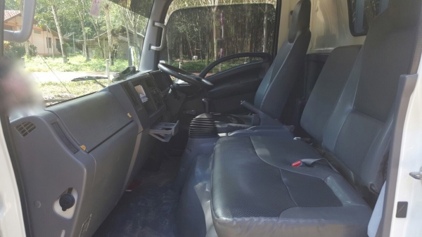 รถอีซุซุ 6 ล้อดั้ม NPR 150 แรงม้า ปี 55.  ( รถวิ่ง 8x,xxx กม. )    สนใจติดต่อ   081 - 6079515