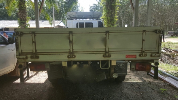 รถอีซุซุ 6 ล้อดั้ม NPR 150 แรงม้า ปี 55.  ( รถวิ่ง 8x,xxx กม. )    สนใจติดต่อ   081 - 6079515