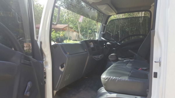 รถอีซุซุ 6 ล้อดั้ม NPR 150 แรงม้า ปี 55.  ( รถวิ่ง 8x,xxx กม. )    สนใจติดต่อ   081 - 6079515