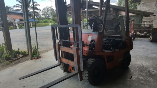 รถฟอร์คลิฟต์  โตโยต้า  2 ตัน.    สนใจติดต่อ  081 - 6079515