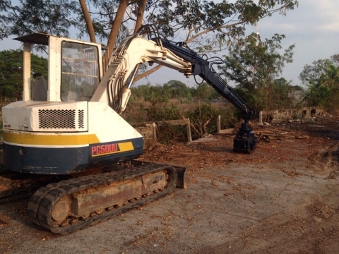 ขายรถแ็บ็คโฮ  คับไม้ Komatsu  50 uu