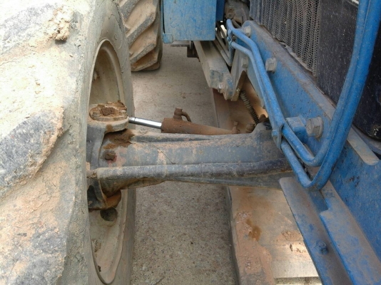 ขายรถไถ FORD 6640 2 เพลาดุมเรียบ ใบมีดดันหน้า 3 จาน เกียร์อยู่ข้าง เอกสารเล่มทะเบียน ราคา 650000