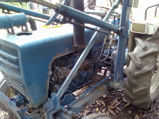 รถไถเล็กพร้อมผานตัก